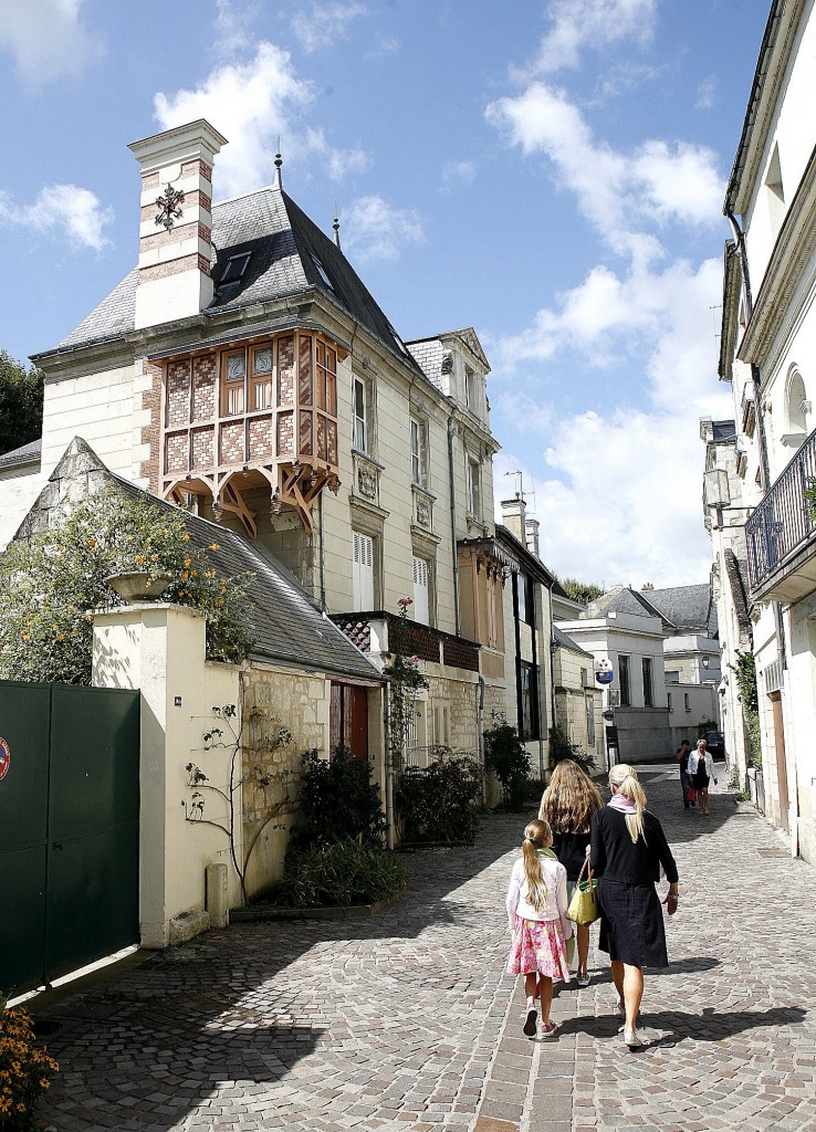 Walking through the medieval streets of Chinon